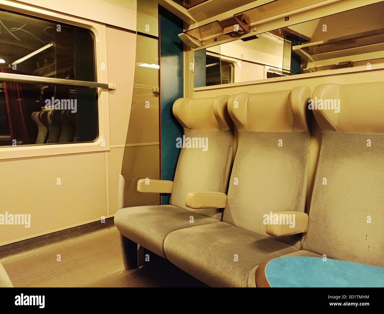 Innenraum des Regionalzugwagens SNCF TER mit leeren Sitzen in Frankreich Stockfoto