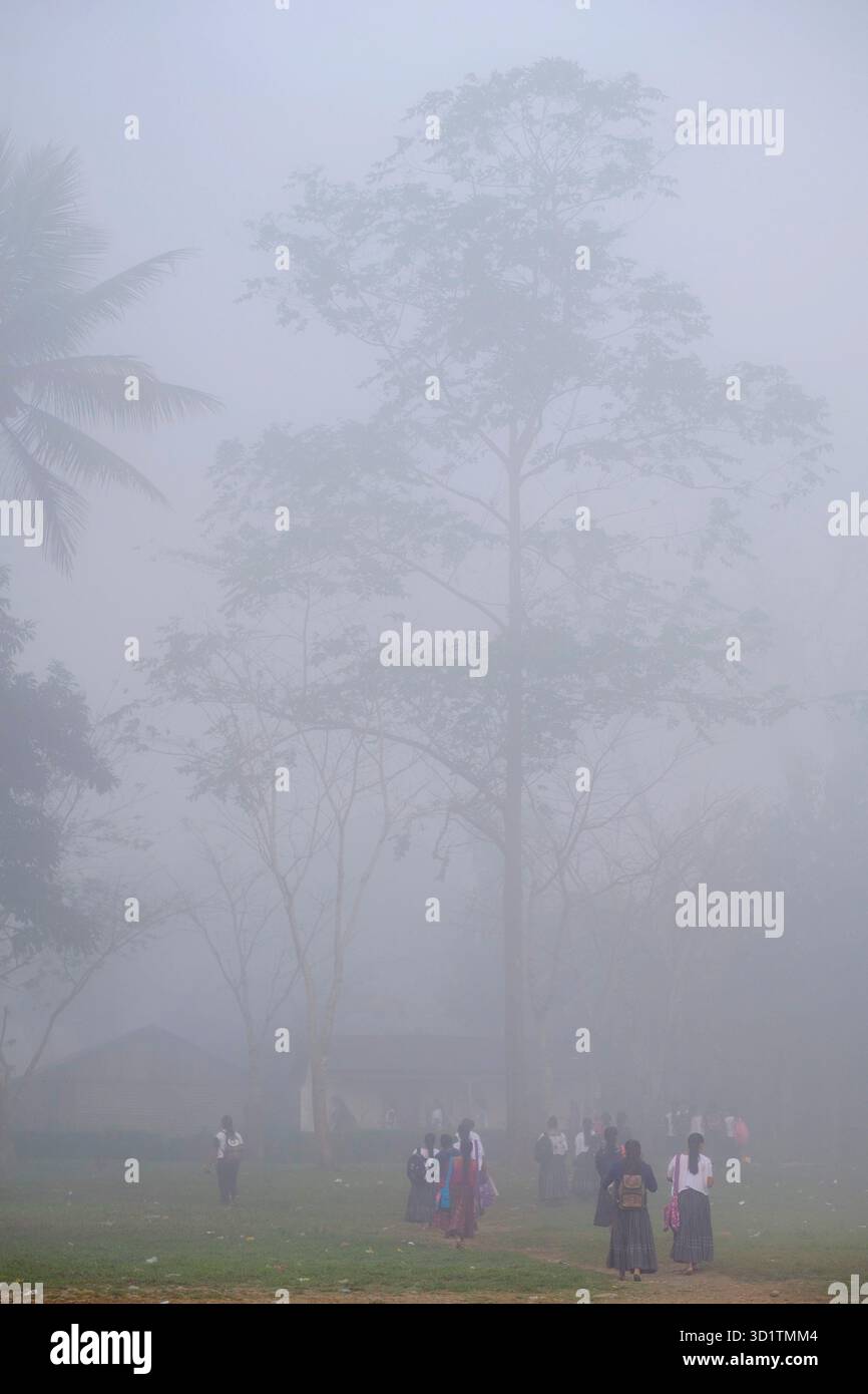 Schüler einer religiösen Schule gehen durch den Nebel Stockfoto