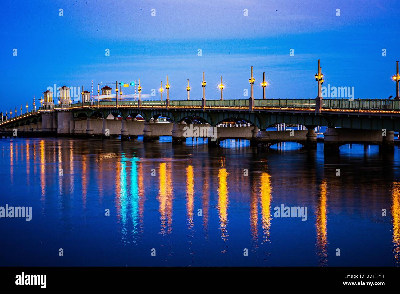 Bridge of Lions, St. Augustine, Florida, historische Brücke, Zugbrücke, Matanzas River, Nachtlichter, blaue Stunde, Dämmerung, lange Belichtung Stockfoto