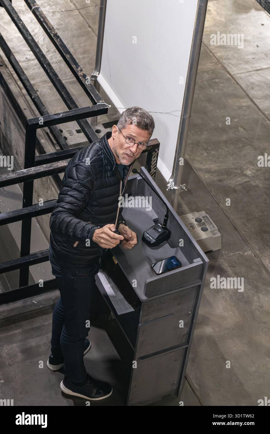 Mailand, Italien. Oktober 2025. Mailand, Vortrag des Architekten, Designers und Wissenschaftlers Carlo Ratti bei der Mailänder Arch Week. Carlo Ratti ist Professor am Massachusetts Institute of Technology (mit) in Boston, wo er das Senseable City Lab leitet, und Distinguished Professor of Urban Studies an der Polytechnischen Universität Mailand. Quelle: Unabhängige Fotoagentur/Alamy Live News Stockfoto