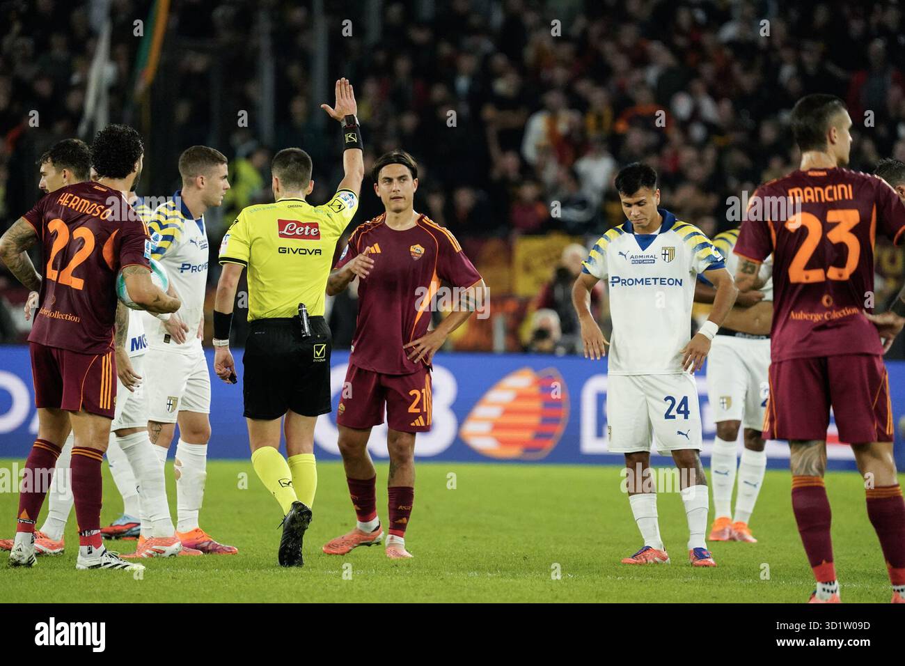 Rom, Italien. Oktober 2025. Schiedsrichter Valerio Crezzini beim VAR während des 9. Tages der Serie A Meisterschaft zwischen A.S. Roma und Parma Calcio im Olympiastadion in Rom, italien am 29. Oktober 2025 Credit: Independent Photo Agency/Alamy Live News Stockfoto