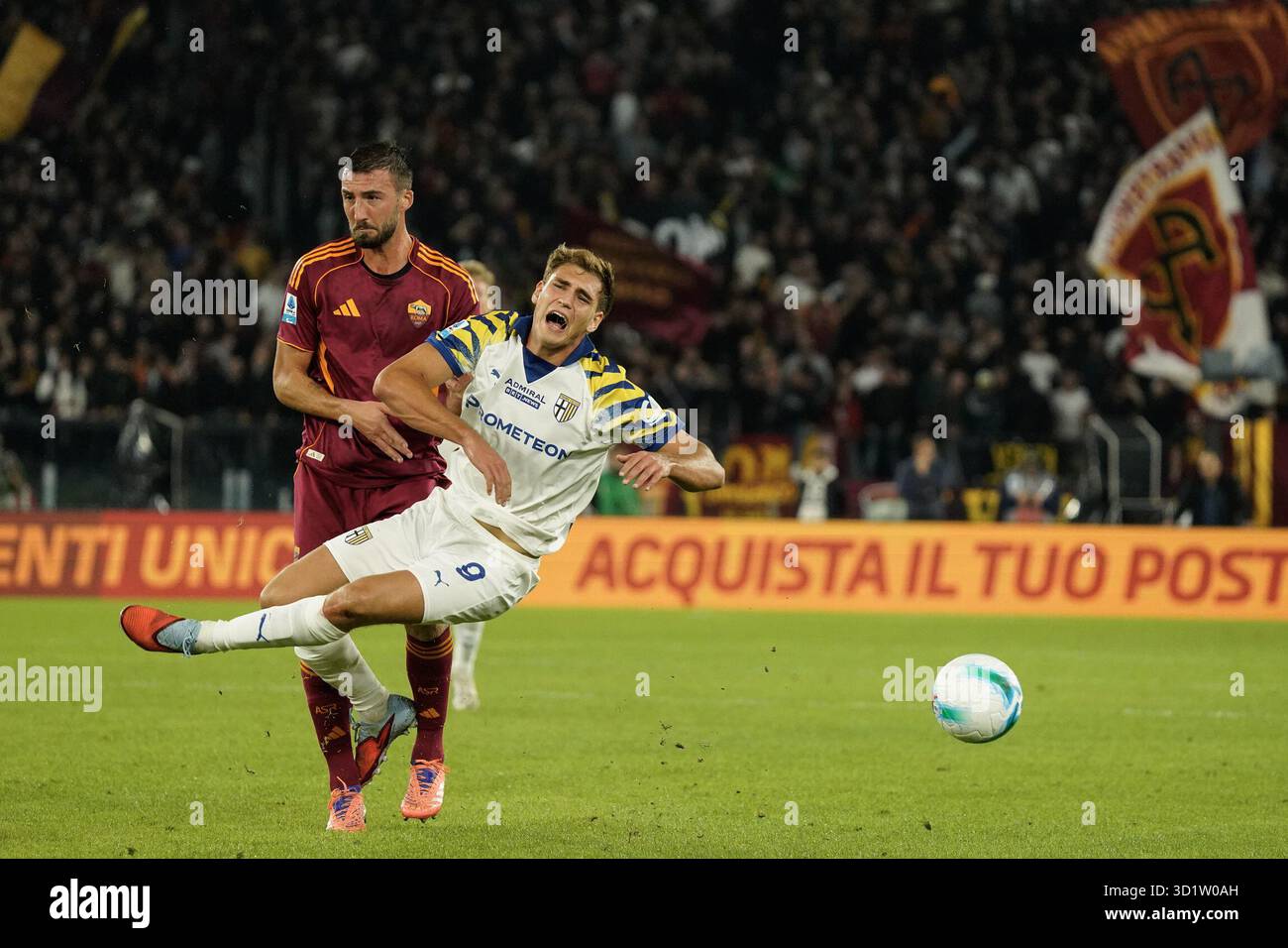 Rom, Italien. Oktober 2025. Foul auf Mateo Pellegrino während des 9. Tages der Serie A Meisterschaft zwischen A.S. Roma und Parma Calcio im Olympiastadion in Rom, italien am 29. Oktober 2025 Credit: Independent Photo Agency/Alamy Live News Stockfoto