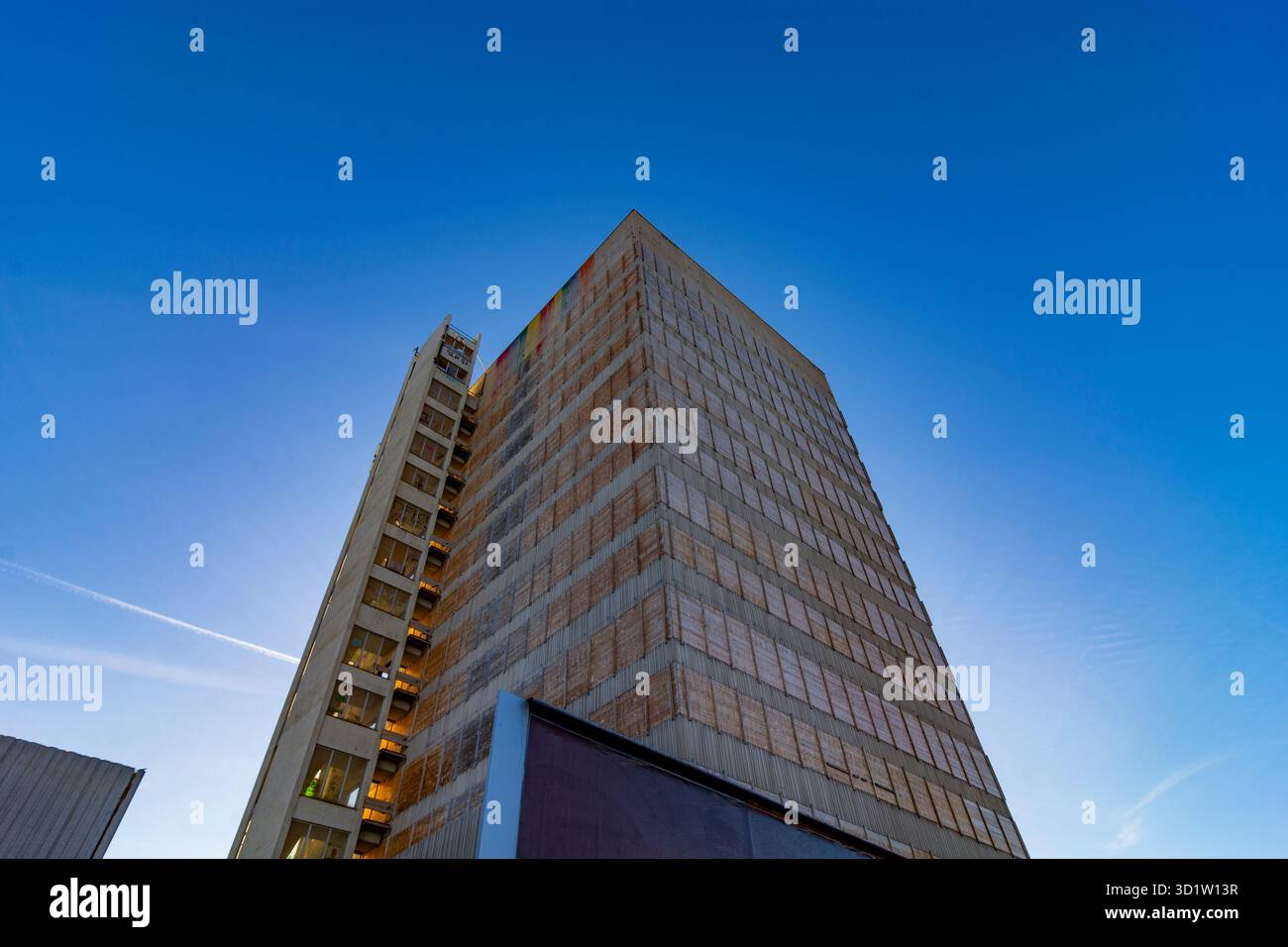 Wien: Das APA Hochhaus (offizieller Name International Press Center (IPZ), umgangssprachlich auch APA Tower) ist ein leeres Bürohochhaus. In 19. Stockfoto