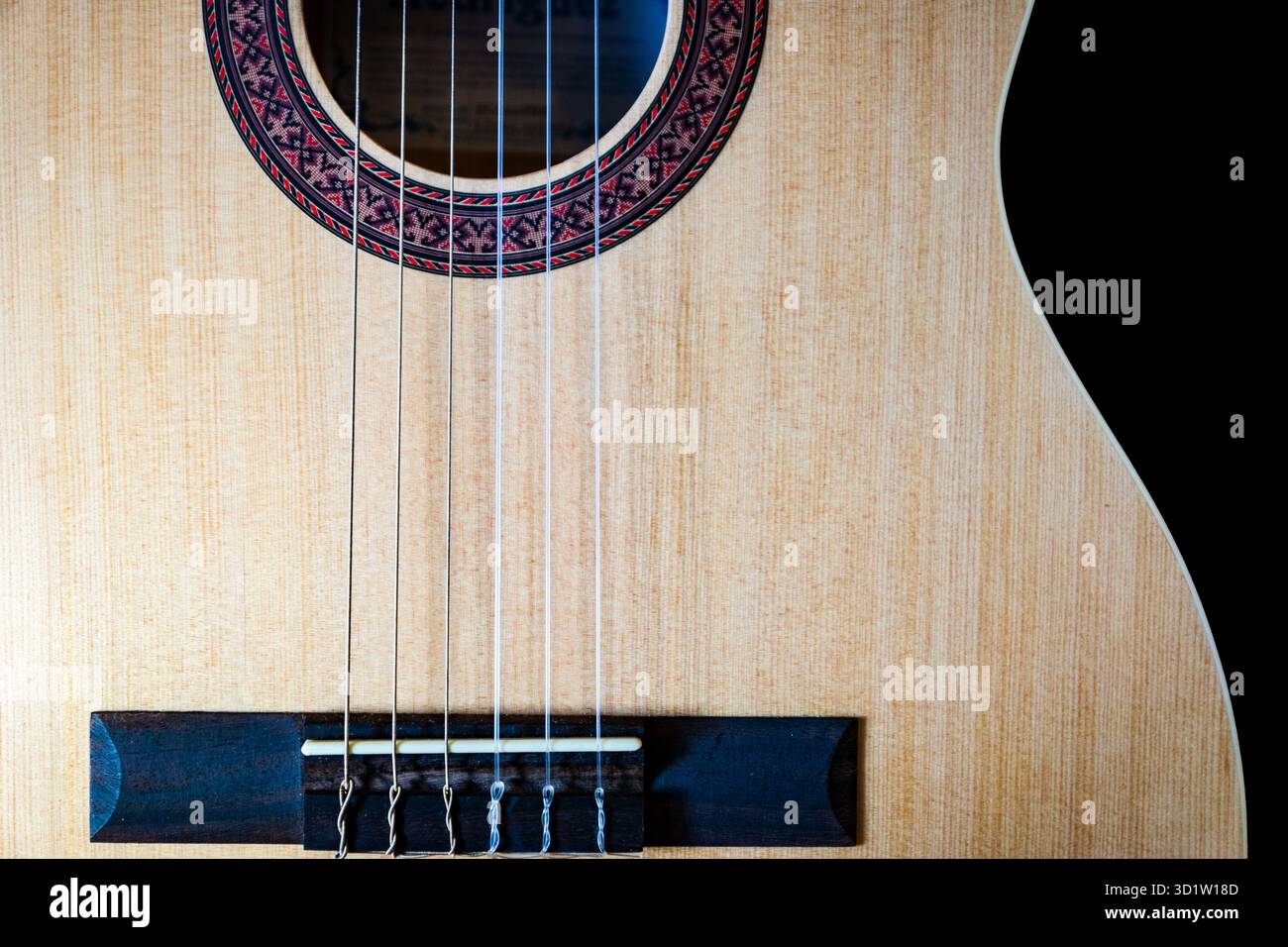 Klassische Gitarren-Nahaufnahme, spanische Gitarre mit Nylonsaiten für klassische Musik. Akustikgitarreninstrument aus nächster Nähe. Stockfoto