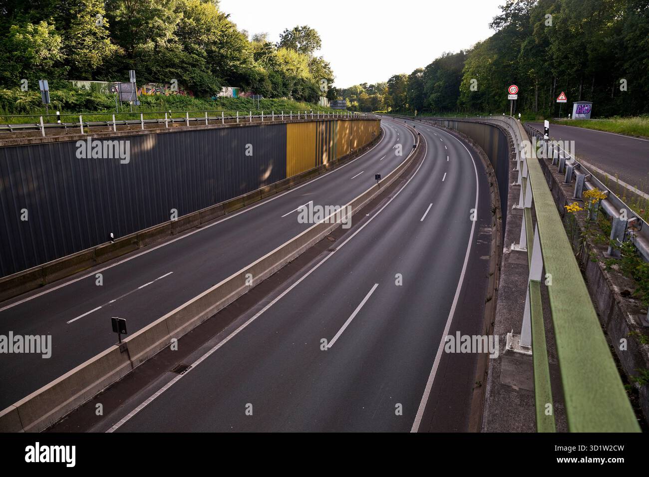 Vollständige Stilllegung der Autobahn A 40 aufgrund von Bauarbeiten bis November 2024 in Bochum Stockfoto