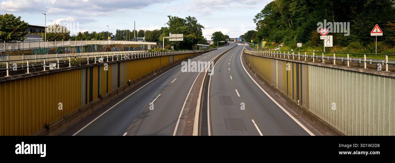 Vollständige Stilllegung der Autobahn A 40 aufgrund von Bauarbeiten bis November 2024 in Bochum Stockfoto