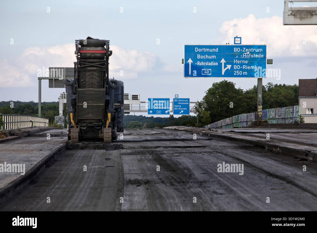 Vollständige Stilllegung der Autobahn A 40 aufgrund von Bauarbeiten bis November 2024 in Bochum Stockfoto