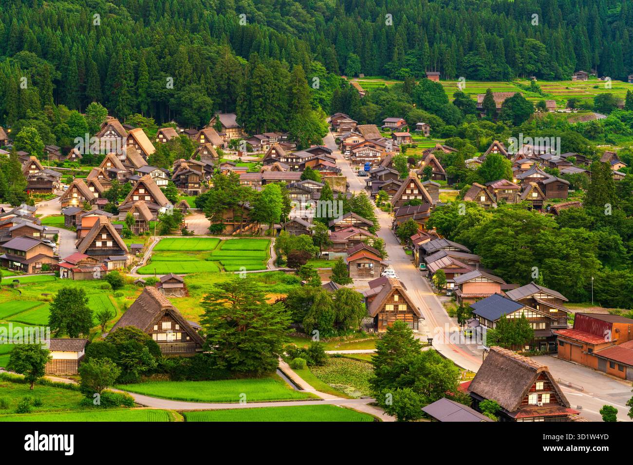 Shirakawa, Japan in der Dämmerung in der Sommersaison. Stockfoto
