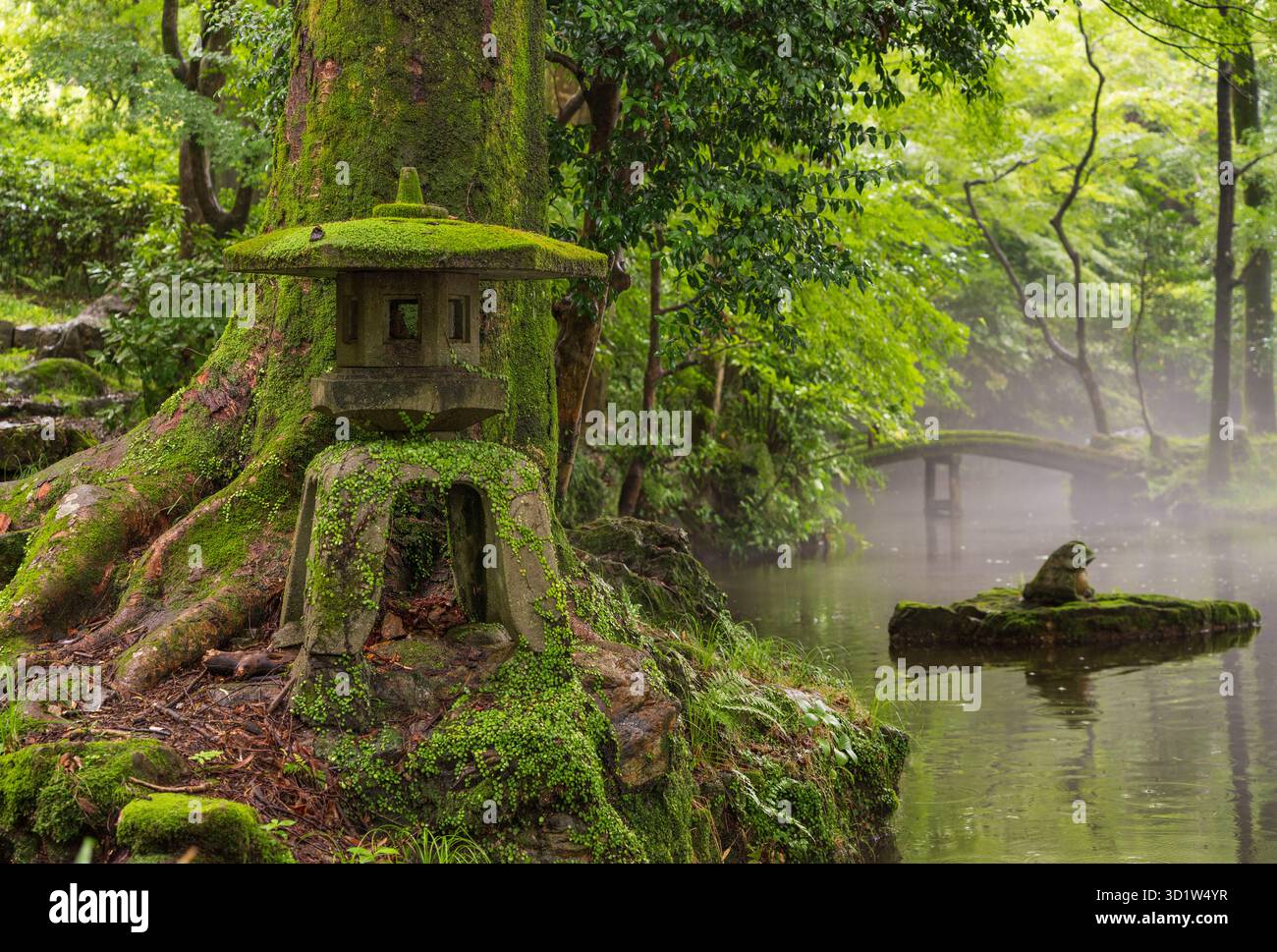 Japanische Laterne auf einem Teich im Gifu Park, Gifu, Japan. Stockfoto