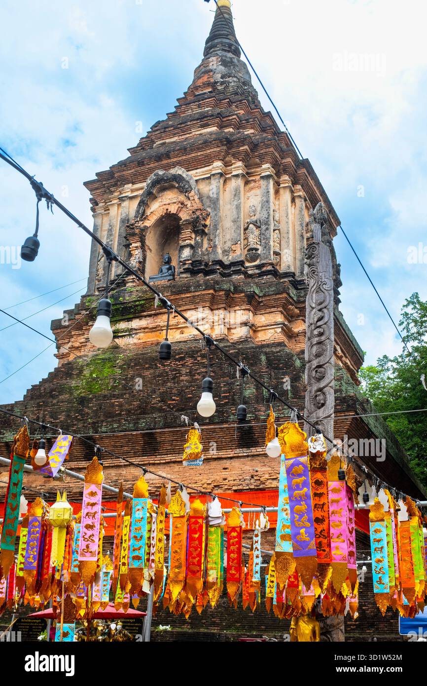 Bunte Bänder an einem alten buddhistischen Tempel in Chiang Rai, Thailand Stockfoto