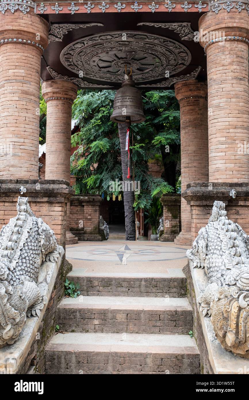 Alte Eisenglocke an einem religiösen alten Tempel in Chiang Rai, Thailand Stockfoto