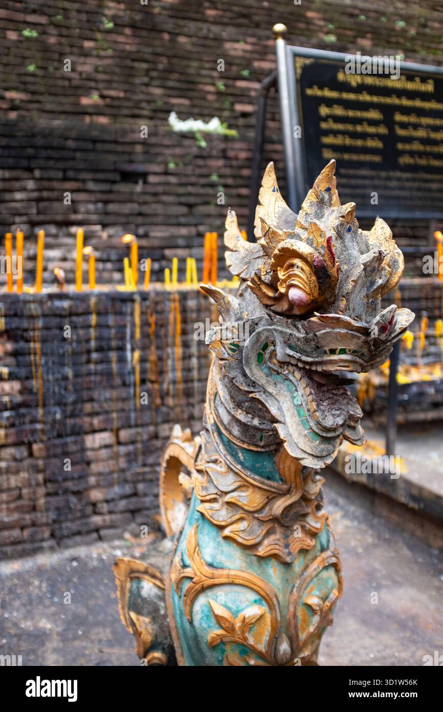 Drachenskulptur auf einem gemauerten Tempel in einem buddhistischen Tempel in Chiang Rai, Thailand Stockfoto