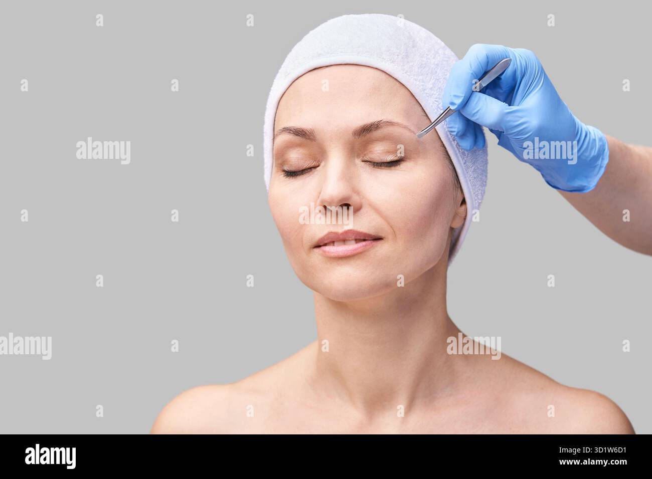 Kosmetikerin Hautpflege. Pinzette für Gesicht. Gesichtsbehandlung. Frauendermatologie Stockfoto