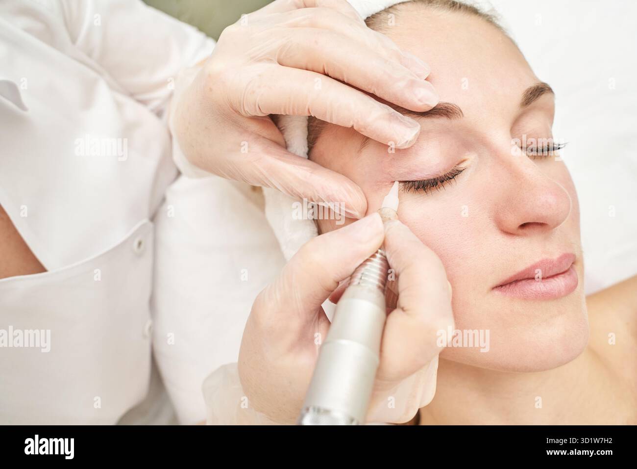 Dauerhaftes Make-up. Schönheitskurprozedur. Junge Frau. Gesichtstattoo Stockfoto