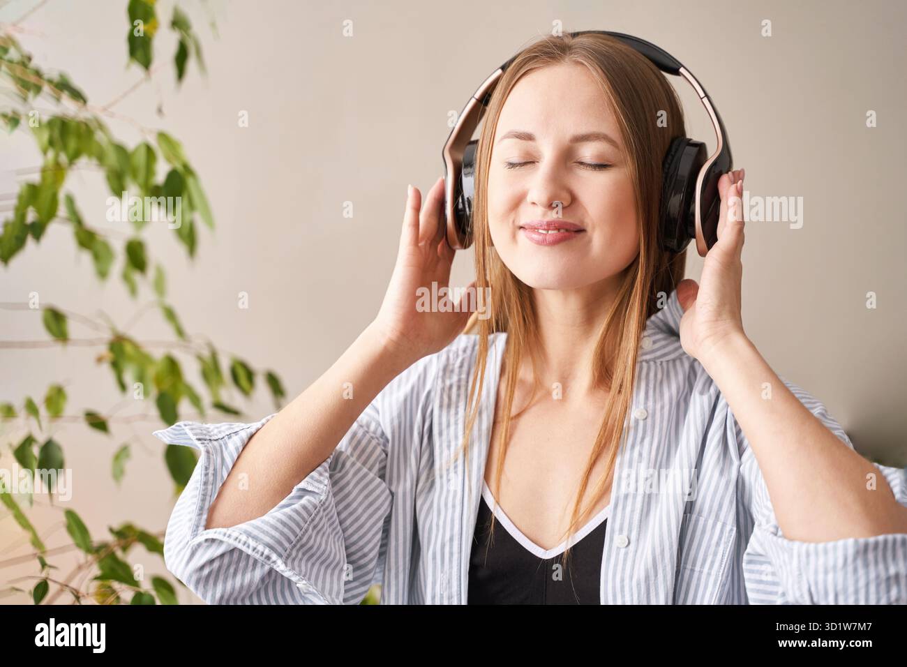 Junge Frau singt zu Hause. House Lyrics tanzen. Lustiges Lied. Unabhängiges Hochformat Stockfoto