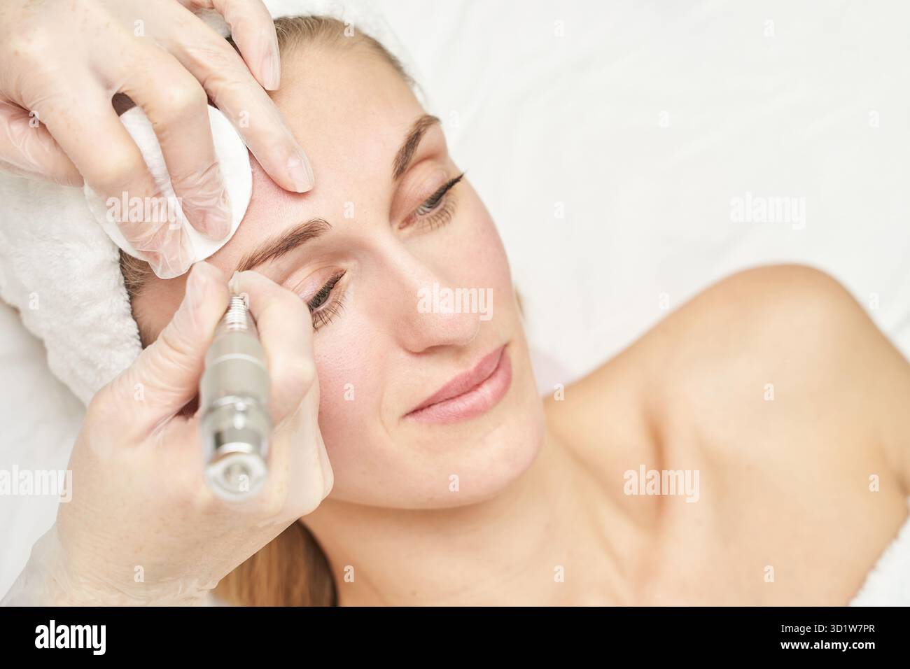 Dauerhaftes Make-up. Schönheitskurprozedur. Junge Frau. Gesichtstattoo Stockfoto
