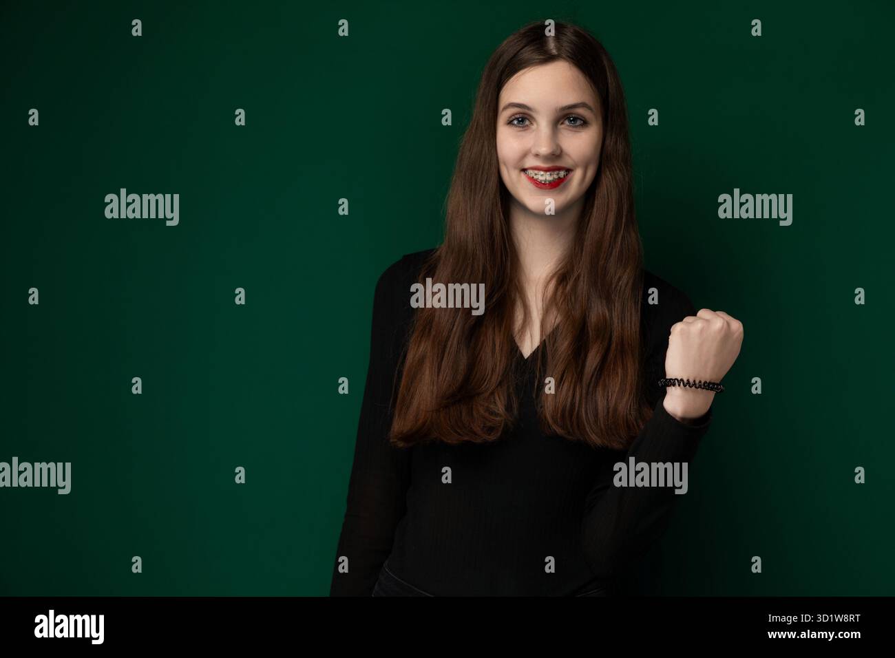Frau in schwarzem Shirt posiert für Bild Stockfoto