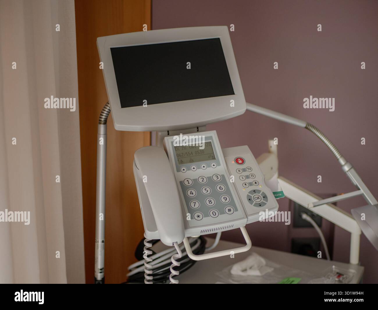 Modernes Krankenhaus-Diagnose- und Kommunikationsgerät für Patientenüberwachung und Gesundheitstechnik in einem sauberen klinischen Raum, pro Foto. Hohe Qualität Stockfoto