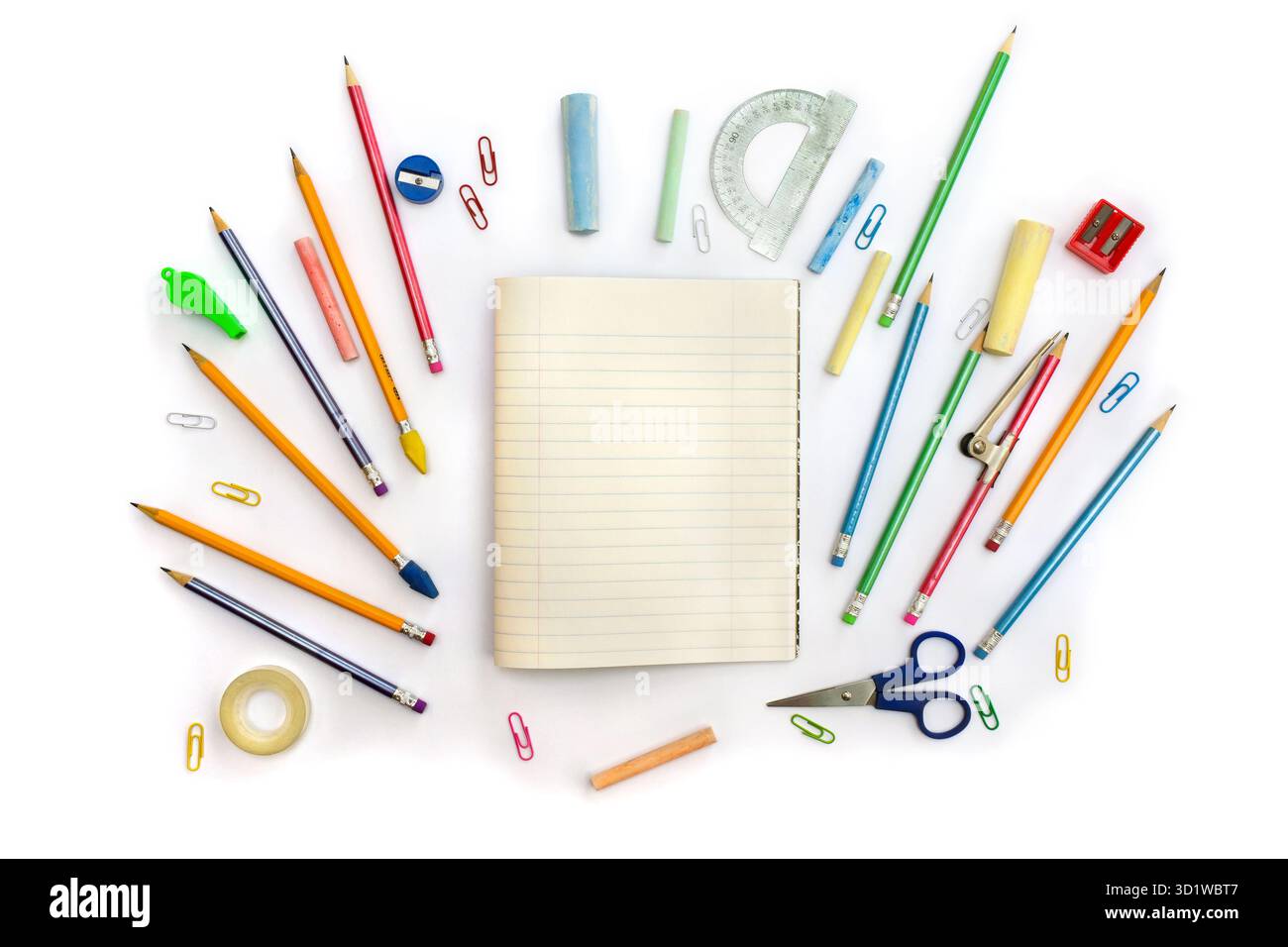 Zurück zur Schule. Schulbedarf (Copybook, Bleistifte, Spitzer, Clips, Kompass, Winkelmesser, Scotch Tape, Schere ) auf weißem Hintergrund mit Leerzeichen f Stockfoto