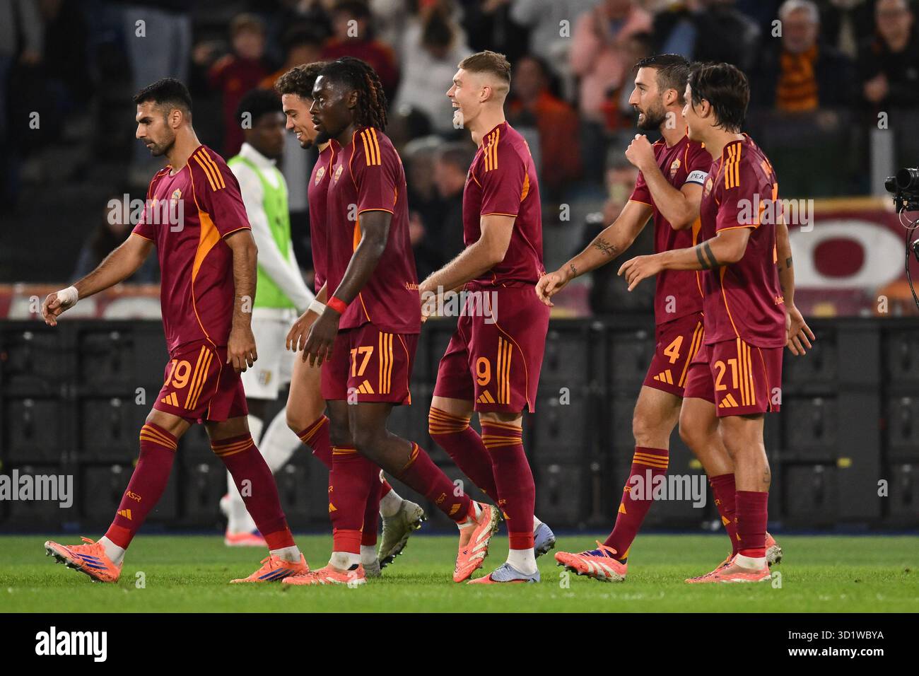 Rom, Italien. Oktober 2025. Artem Dovbyk von A.S. Roma feiert, nachdem er am 29. Oktober 2025 im Olympiastadion in Rom das Tor von 2-0 geschossen hat, während des 9. Tages der Serie A-Meisterschaft zwischen A.S. Roma und Parma Calcio 1913. Quelle: Unabhängige Fotoagentur/Alamy Live News Stockfoto