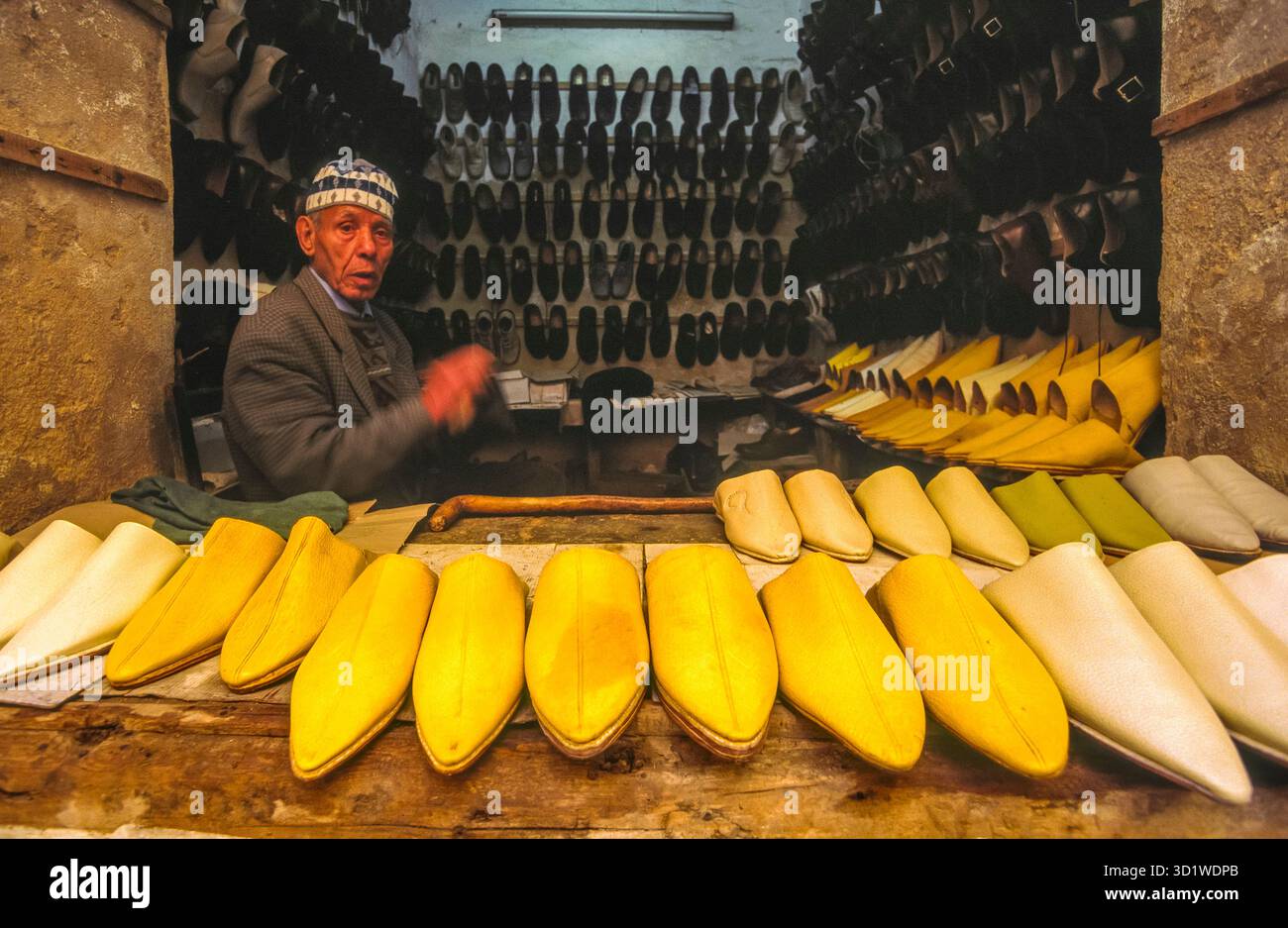 Gelbe Hausschuhe in einem traditionellen Handel Stockfoto