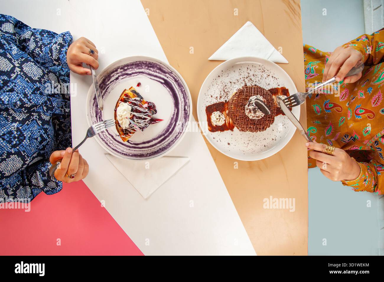 Weibchen beim Brunch Desserts Eis Waffeln und Pfannkuchen. Stockfoto