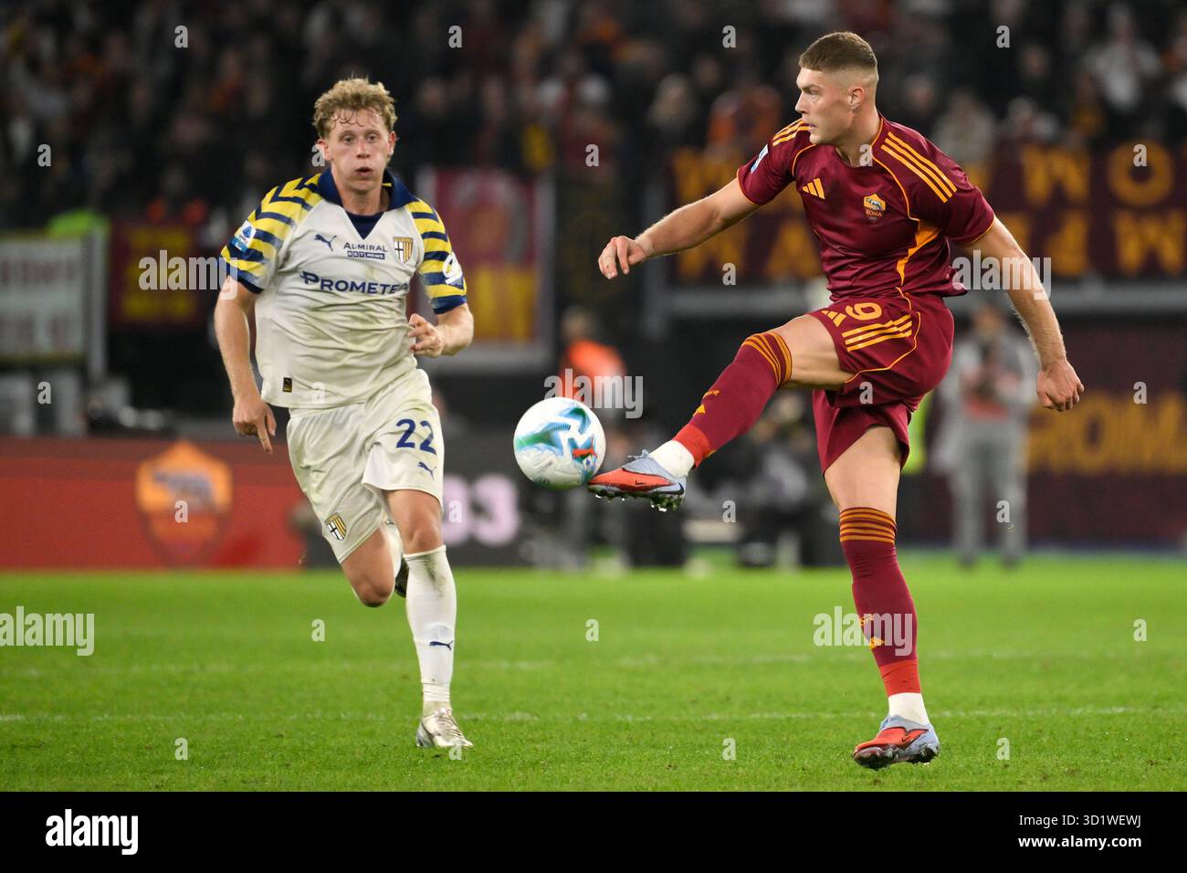 Rom, Italien. Oktober 2025. Artem Dovbyk von AS Roma in Aktion während des Fußballspiels der Serie A 2025/2026 zwischen AS Roma und Parma Calcio 1913 im Stadio Olimpico in Rom (Italien), 29. Oktober 2025. Quelle: Insidefoto/Alamy Live News Stockfoto