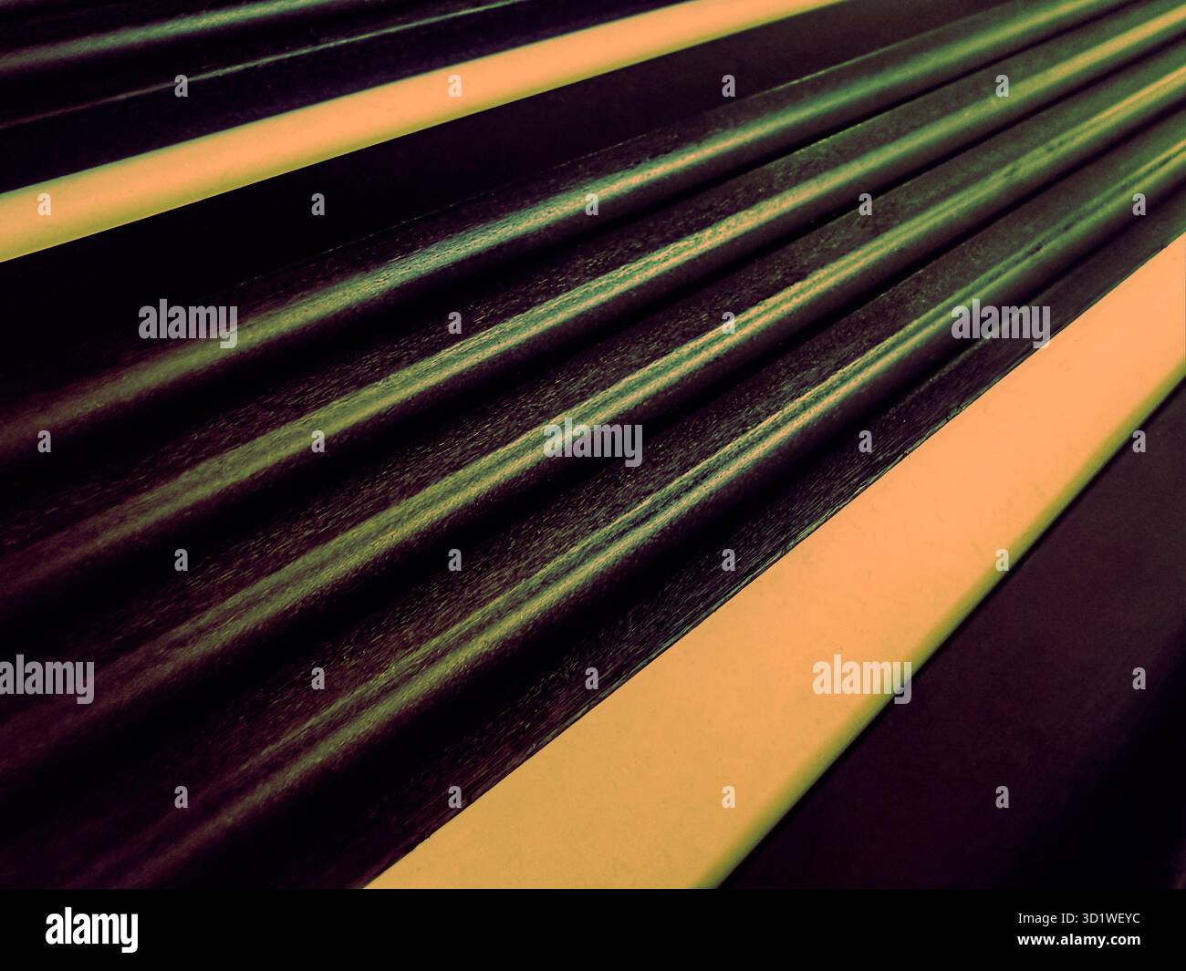 Folgen Sie den Schienen, die sich diagonal bewegen, mit Graten und Texturen, die Bewegung, Geschwindigkeit und Zukunft anzeigen. Abstrakte, bereinigte Vorwärtslinien zeigen Aufwärtsbewegungen an. Stockfoto