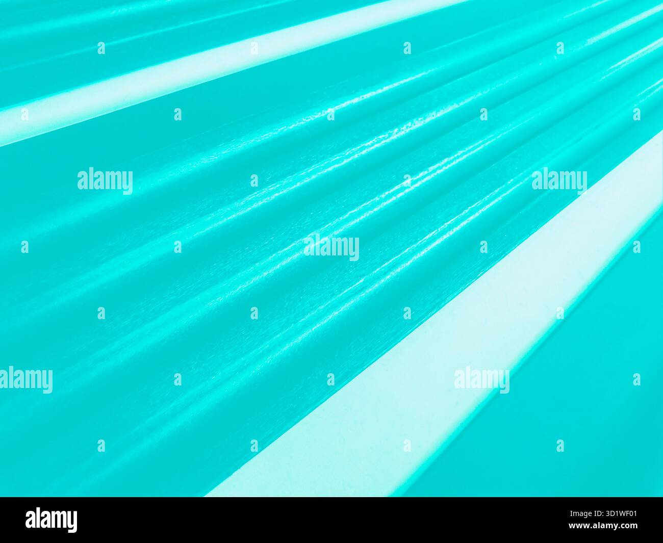 Folgen Sie den Schienen, die sich diagonal bewegen, mit Graten und Texturen, die Bewegung, Geschwindigkeit und Zukunft anzeigen. Abstrakte, bereinigte Vorwärtslinien zeigen Aufwärtsbewegungen an. Stockfoto