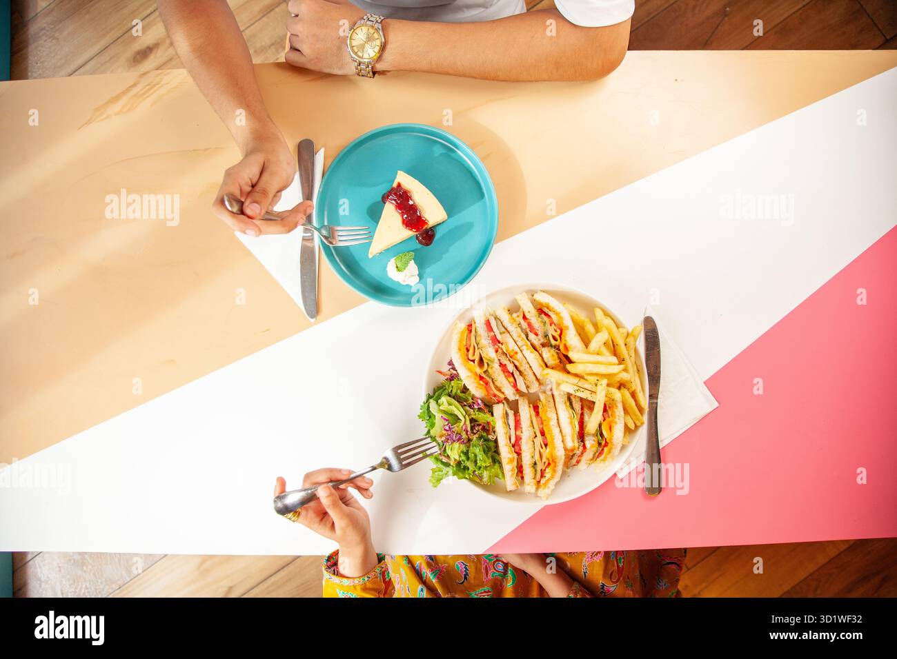 Männliche und weibliche Freunde genießen einen Club in einem Restaurant-Café. Stockfoto