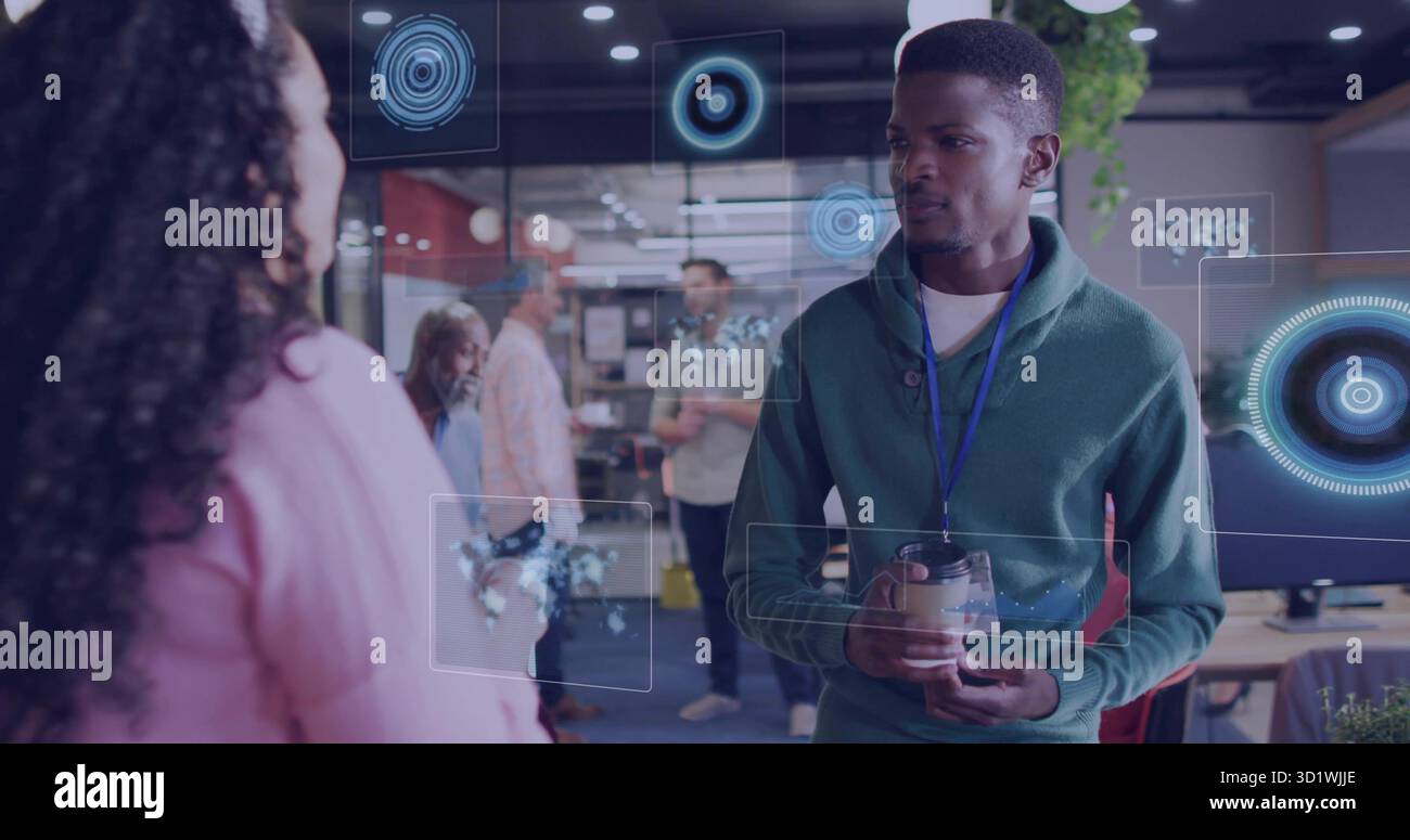 Hält den Reisebecher, Black man in grünem Hoodie, der digitale Overlays im Büro ansieht, Kopierraum Stockfoto