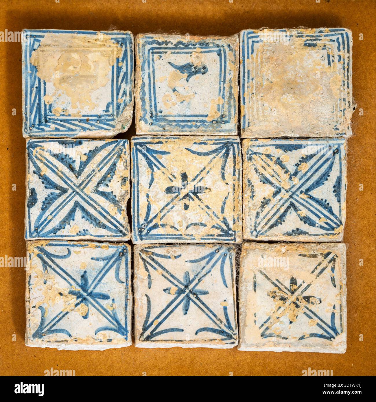 Glasierte Fliesen mit Pinseldekoration Stockfoto