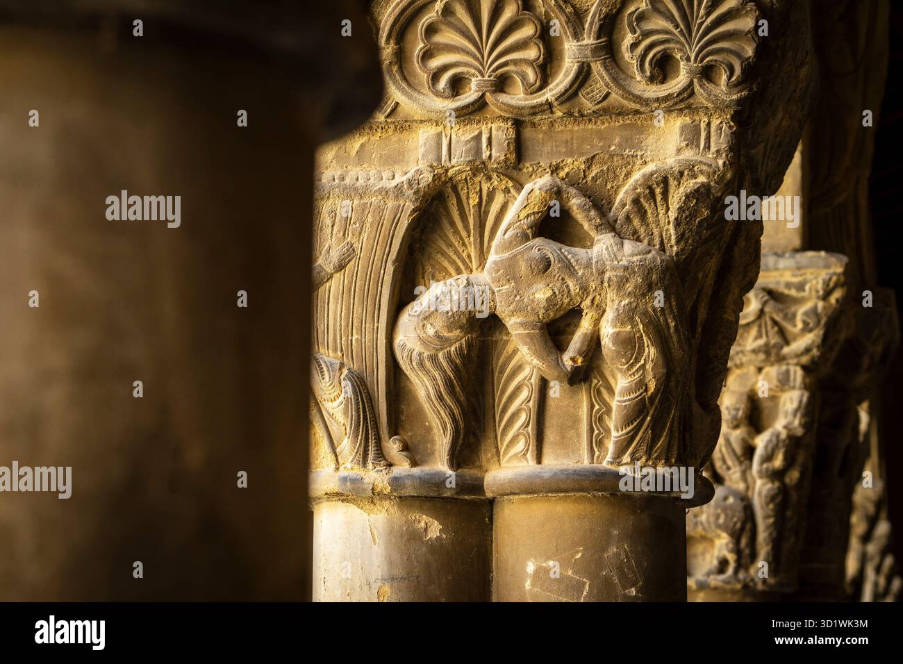 Tänzer mit lockeren Haaren, romanische Hauptstadt im Kreuzgang, Kloster San Pedro el Viejo, Huesca, Aragon Gemeinde, Spanien Stockfoto
