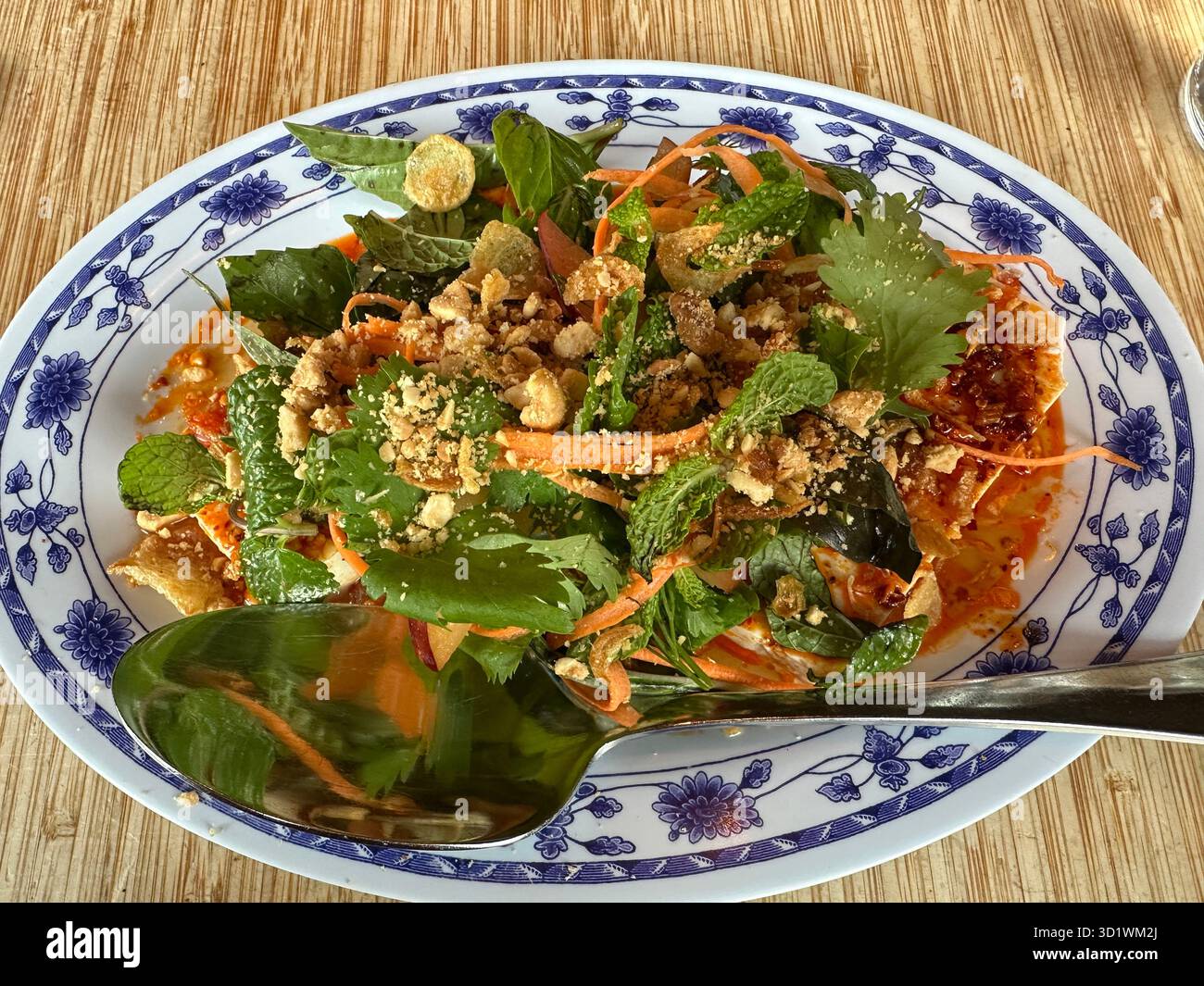 Ein thailändisches Gericht aus Tofu, Minze und Basilikum auf einem Teller. Stockfoto