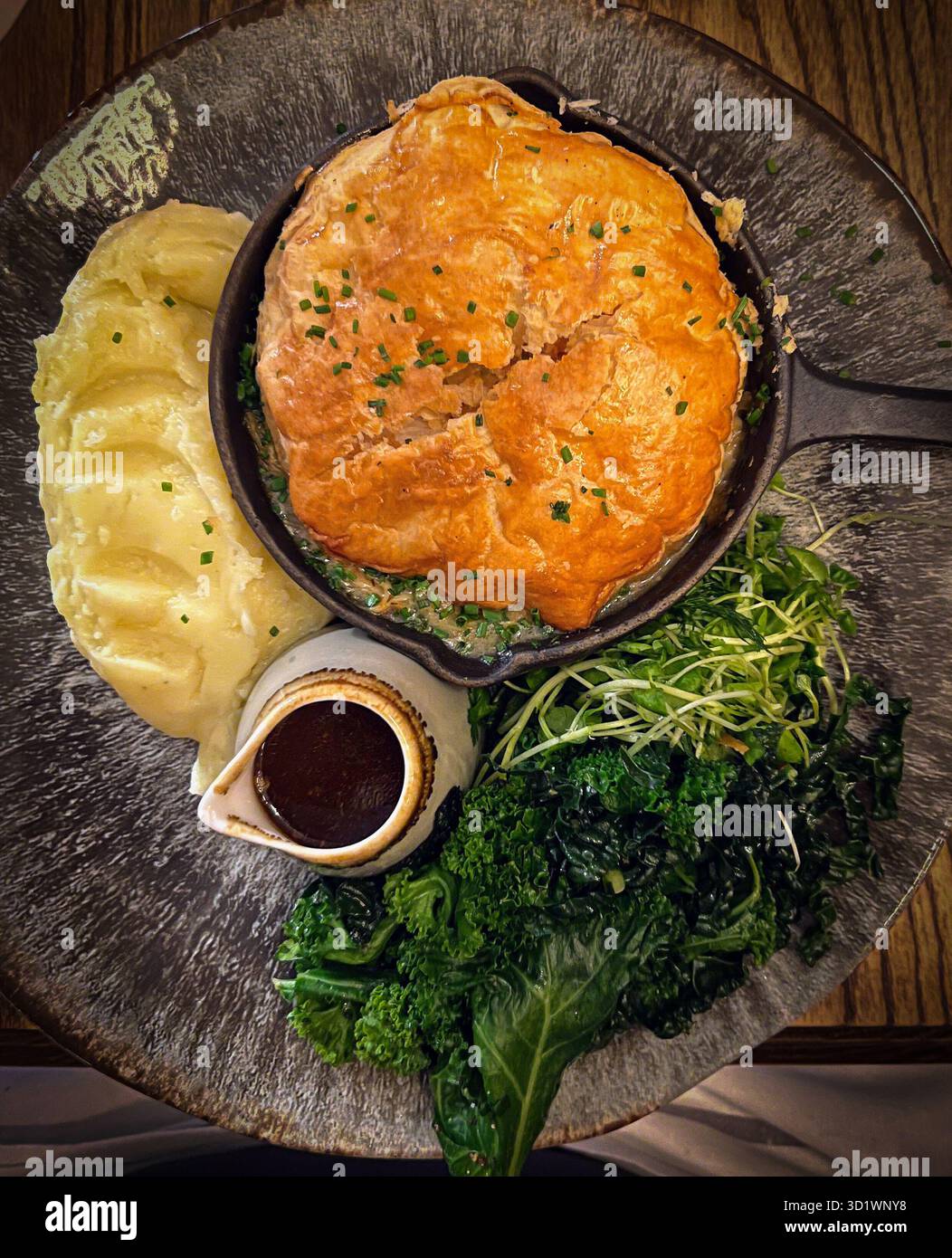 Ein schöner Hühnerpastete mit Kartoffelbrei und Gemüse Stockfoto