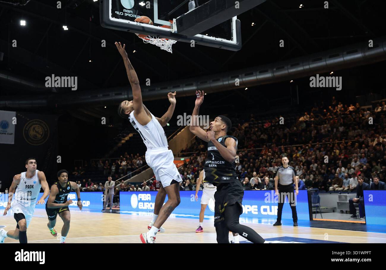 Braunschweig, Deutschland. Oktober 2025. V.l. Nikos Persidis (PAOK BC #18), Grant Sherfield (Basketball Loewen #25), Ben Moore (PAOK BC #26), David N Guessan (Basketball Loewen #1) Basketball Loewen Braunschweig vs. PAOK Thessaloniki, Basketball, FIBA Europe Cup 2025/26, Gruppenphase, 3. Spieltag, 29.10.2025 Foto: Eibner-Pressefoto/Thomas Stoecker Credit: dpa/Alamy Live News Stockfoto