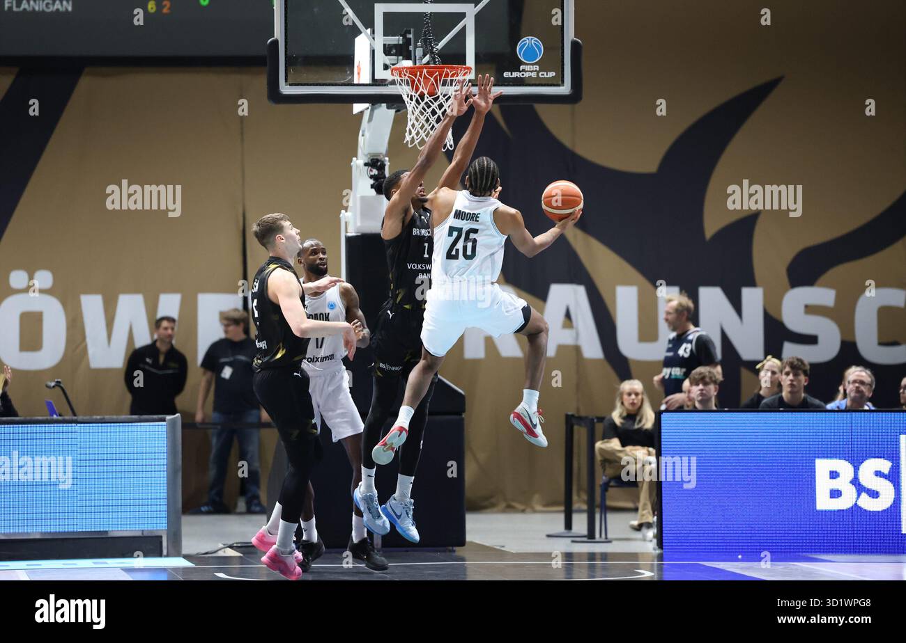 Braunschweig, Deutschland. Oktober 2025. V.l. Luka Scuka (Basketball Loewen #5), Marvin Jones (PAOK BC #17), David N Guessan (Basketball Loewen #1), Ben Moore (PAOK BC #26) Basketball Loewen Braunschweig vs. PAOK Thessaloniki, Basketball, FIBA Europe Cup 2025/26, Gruppenphase, 3. Spieltag, 29.10.2025 Foto: Eibner-Pressefoto/Thomas Stoecker Credit: dpa/Alamy Live News Stockfoto