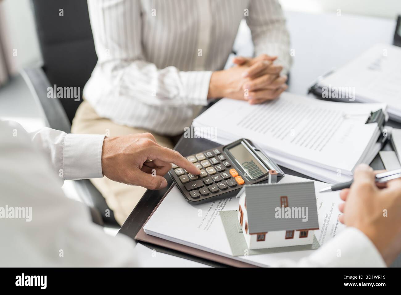 Immobilieninvestitionen Immobilienversicherung und -Sicherheit. Immobilienmakler bieten Haus an Stockfoto