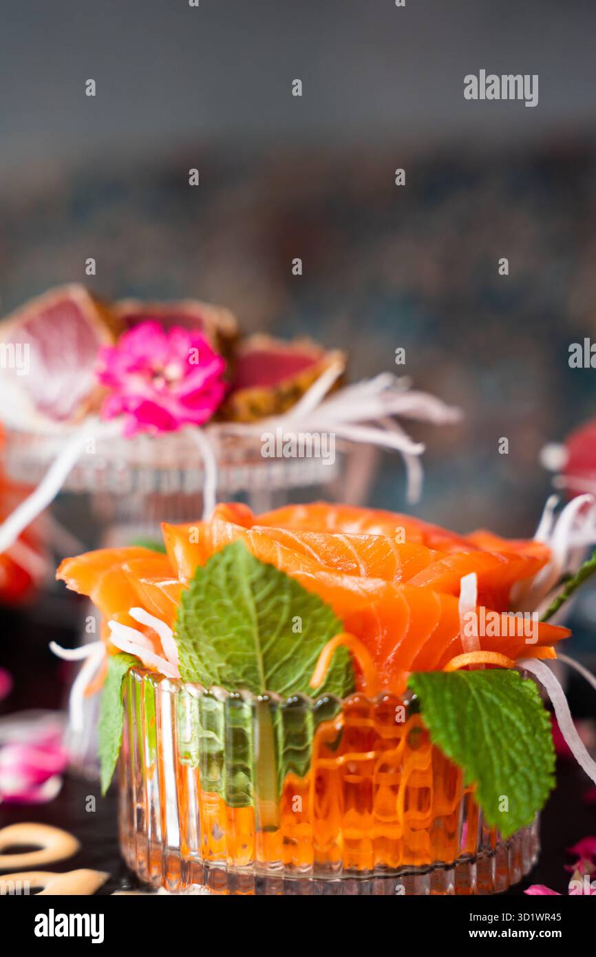 Verschiedene Sushi-Platten mit Rolls und Nigiri Stockfoto