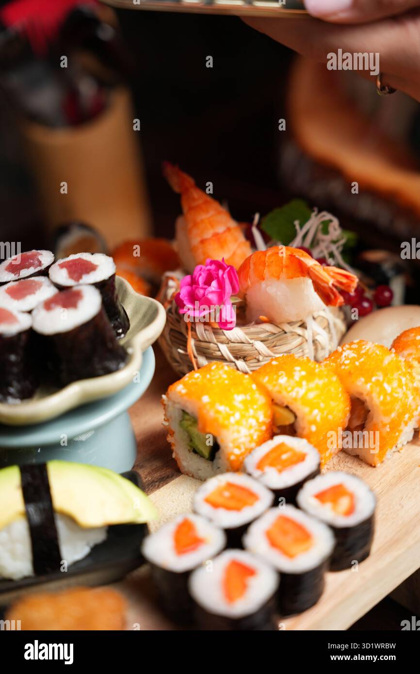 Verschiedene Sushi-Platten mit Rolls und Nigiri Stockfoto