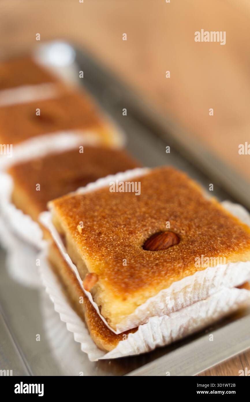 Basbousa mit Blick auf Mandel von oben – traditionelles süßes Nahost Stockfoto