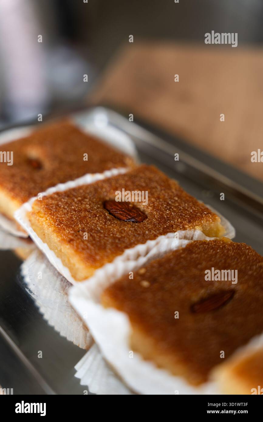 Basbousa mit Blick auf Mandel von oben – traditionelles süßes Nahost Stockfoto