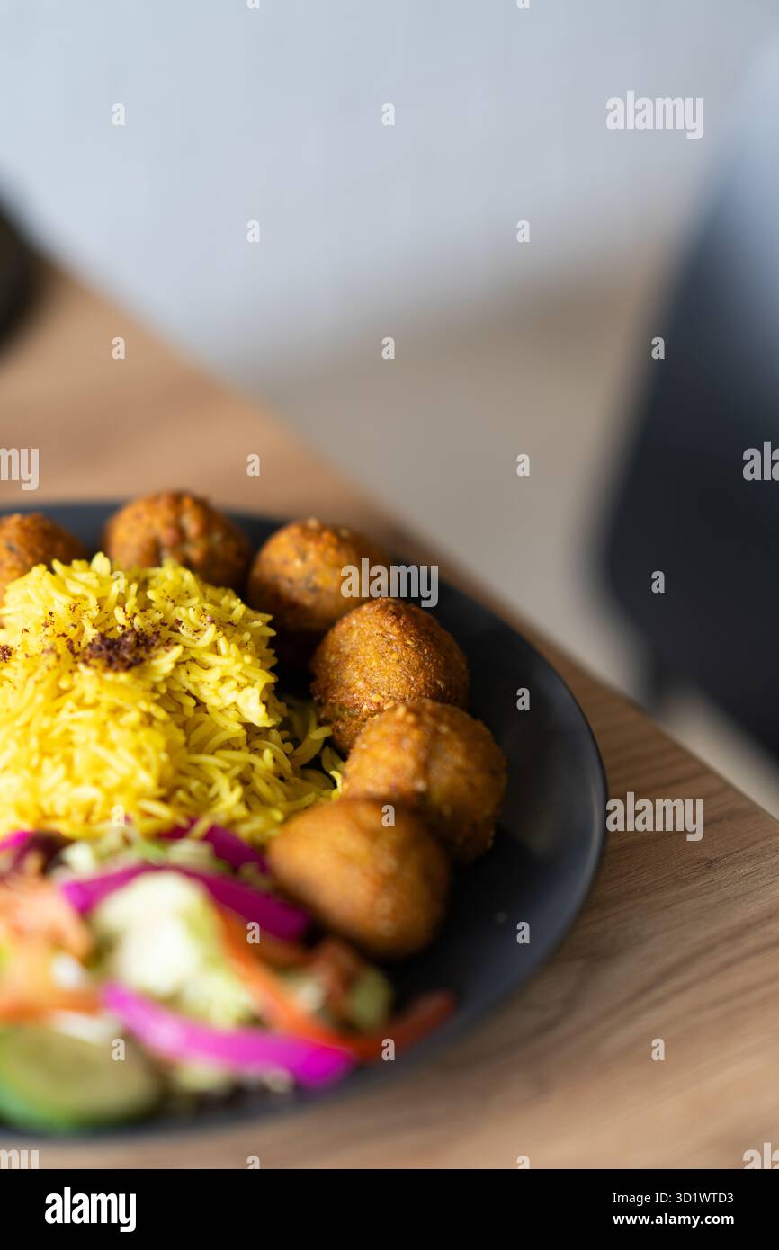 Falafel-Platte mit gelbem Reis und Hummus Stockfoto