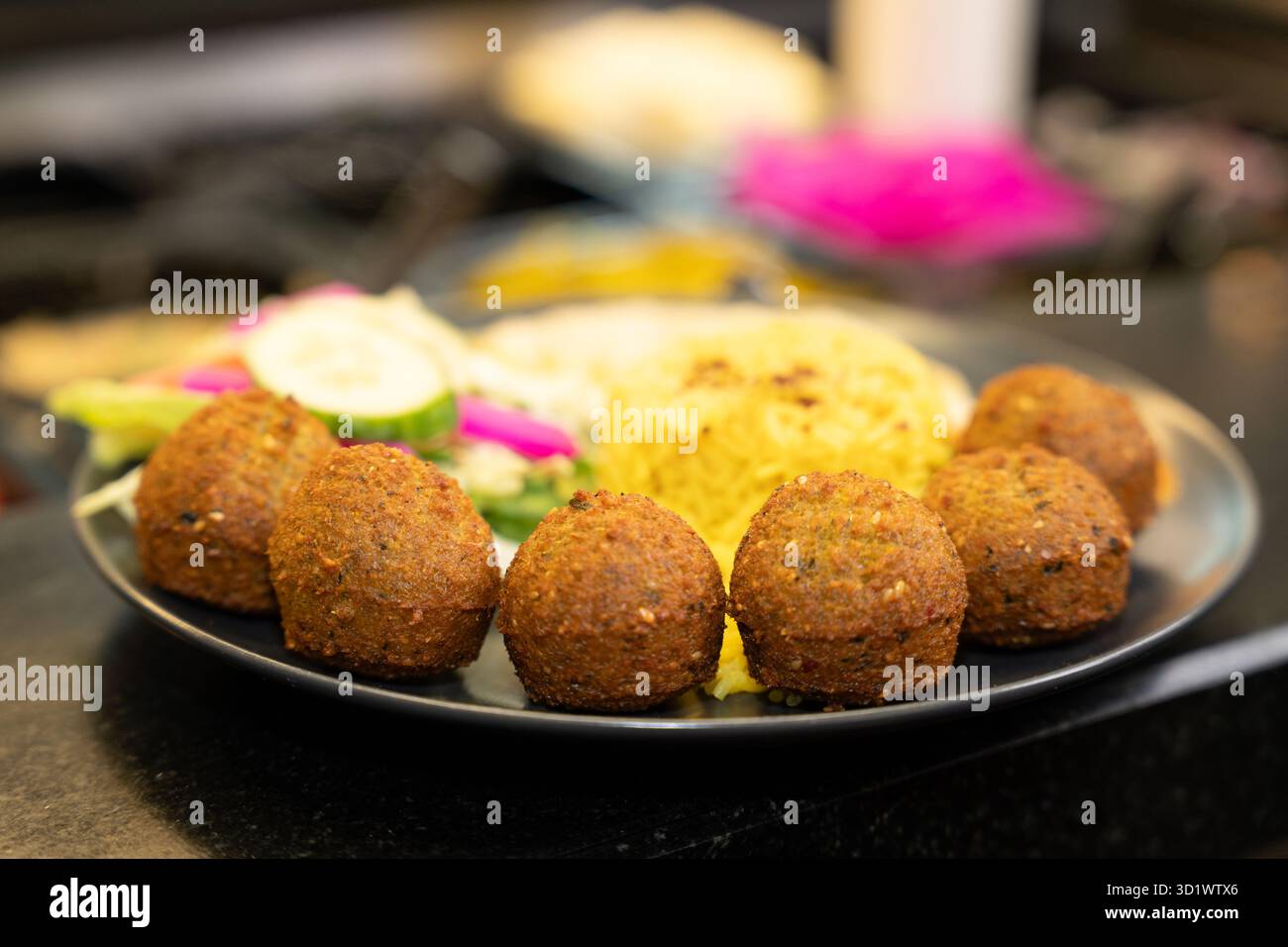 Falafelbällchen mit Reis und Salat – Gericht aus dem Nahen Osten Stockfoto
