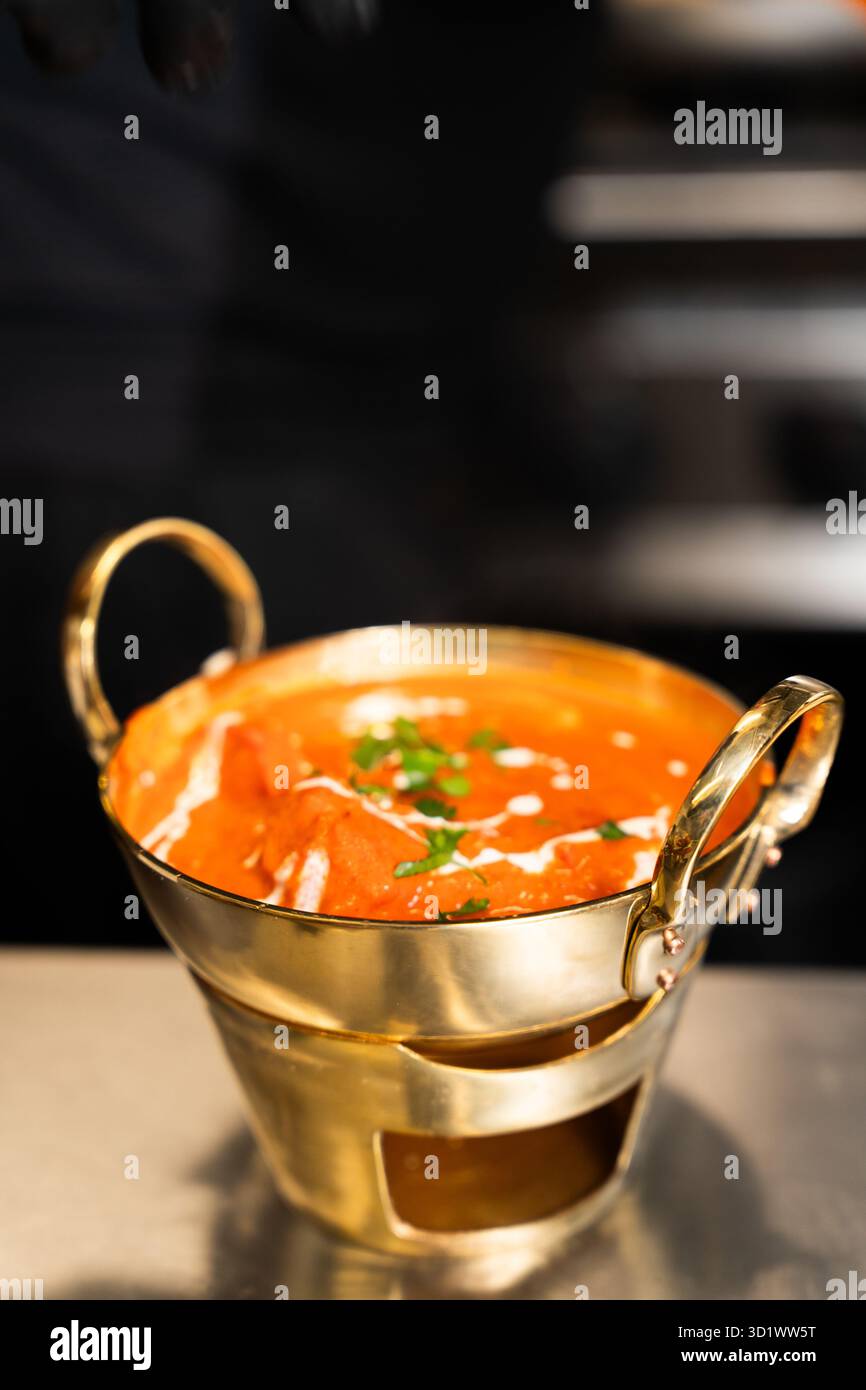 Goldener Topf mit indischem Curry Stockfoto