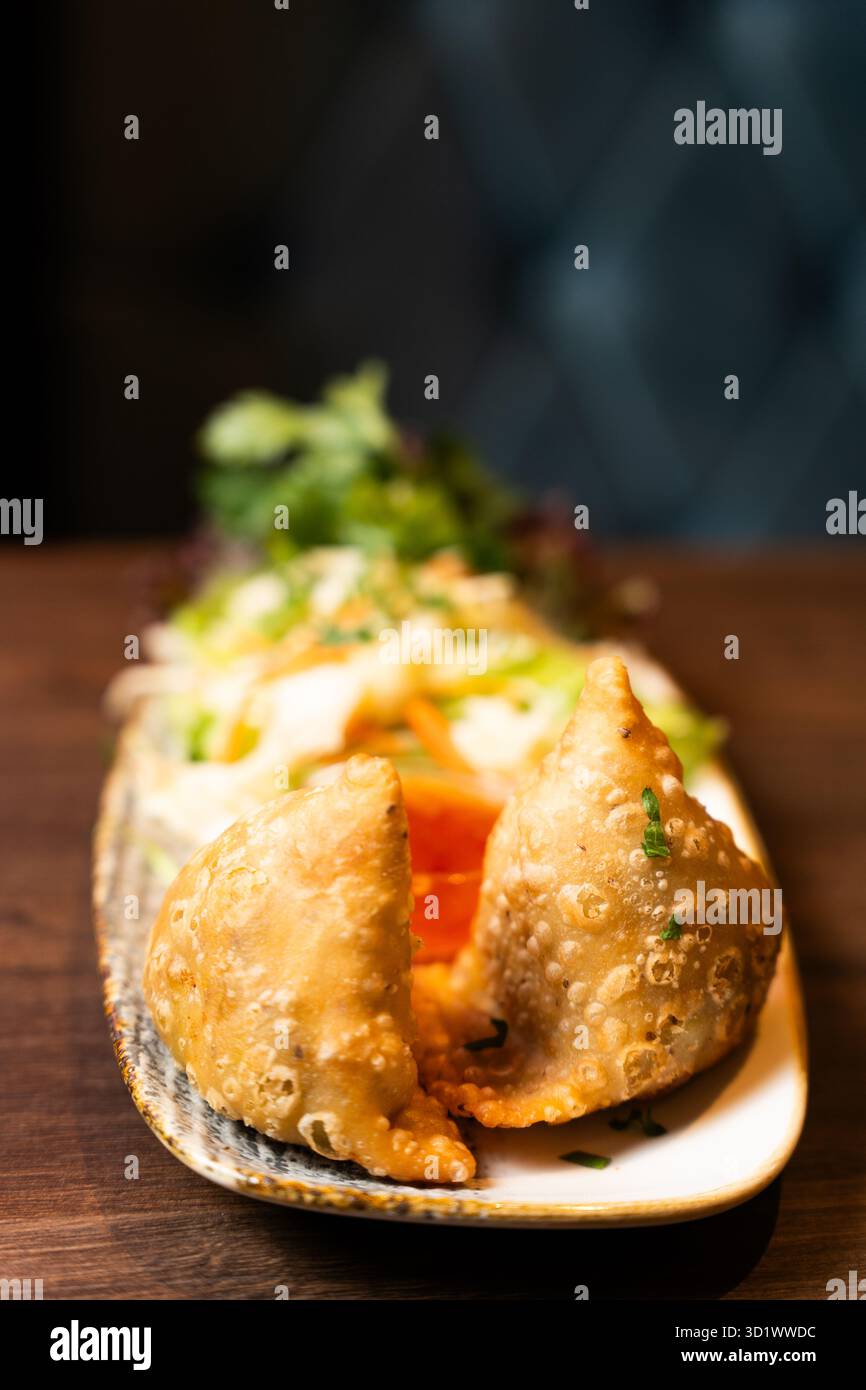 Knuspriges indisches Samosas mit frischem Salat Stockfoto