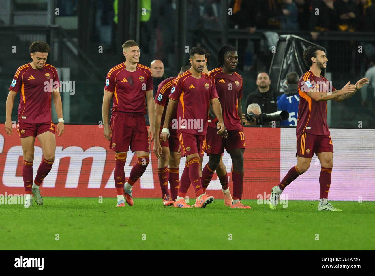 Rom, Italien. Oktober 2025. Artem Dovbyk von AS Roma feiert, nachdem er sein Tor in der 81. Minute für 2-0 während des Spiels am 9. Tag der Serie A-Meisterschaft zwischen A. S. Roma und Parma Calcio im Olimpico-Stadion am 29. Oktober 2025 in Rom erzielt hat. Während des Spiels AS Roma vs Parma Calcio, italienischer Fußball Serie A in Rom, Italien, 29. Oktober 2025 Credit: Independent Photo Agency/Alamy Live News Stockfoto