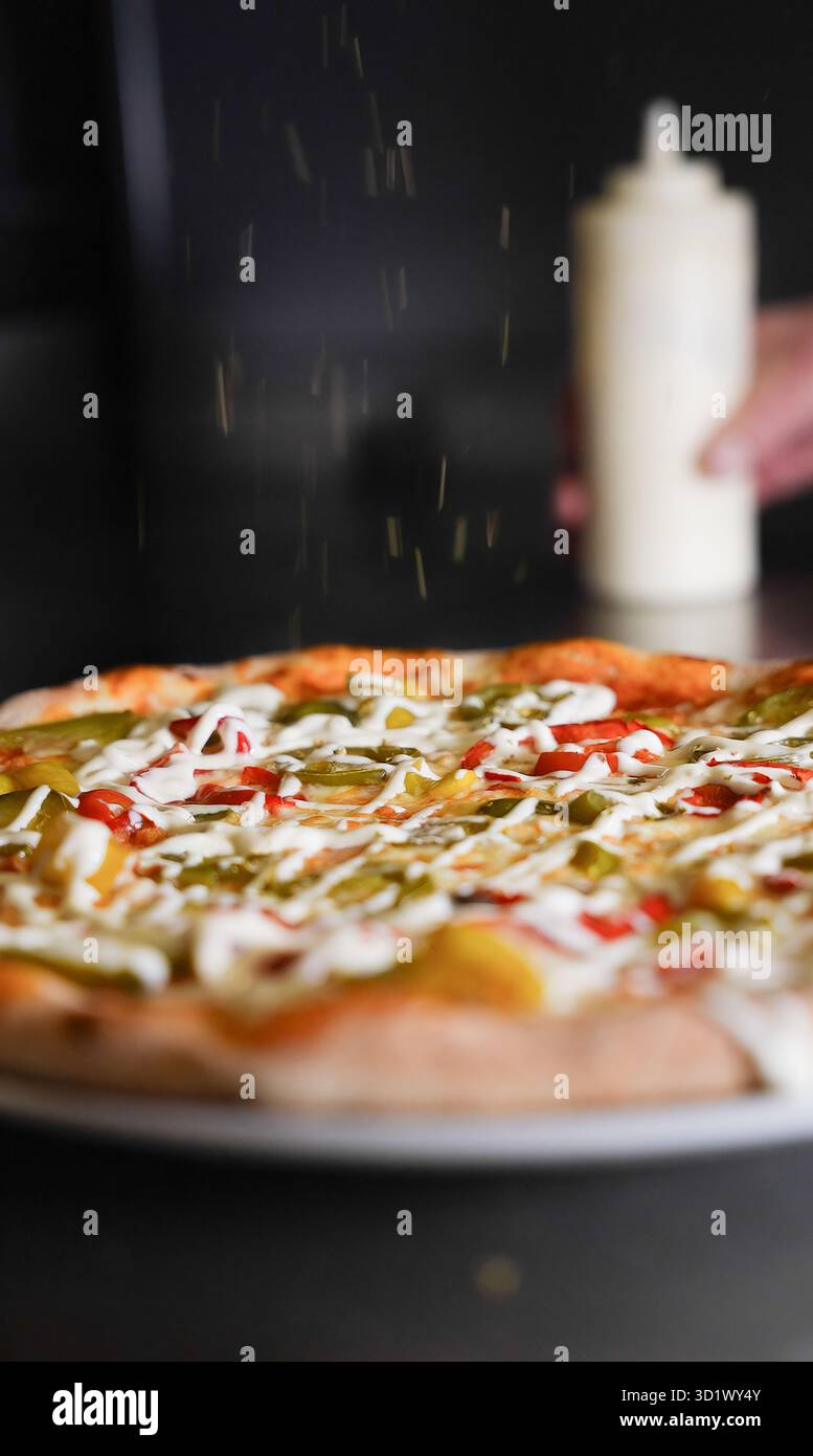 Frisch gebackene Gemüsepizza mit Sauce Nieseln Stockfoto