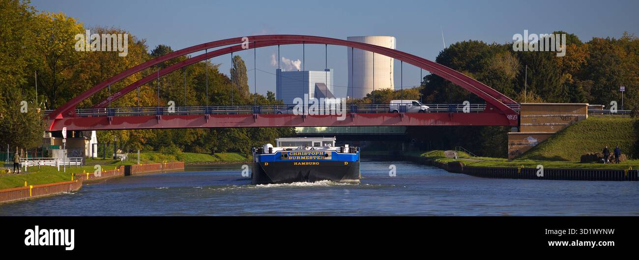 Binnenschiff auf dem Rhein-Herne-Kanal mit Blick auf das Kraftwerk Datteln, Deutschland Stockfoto