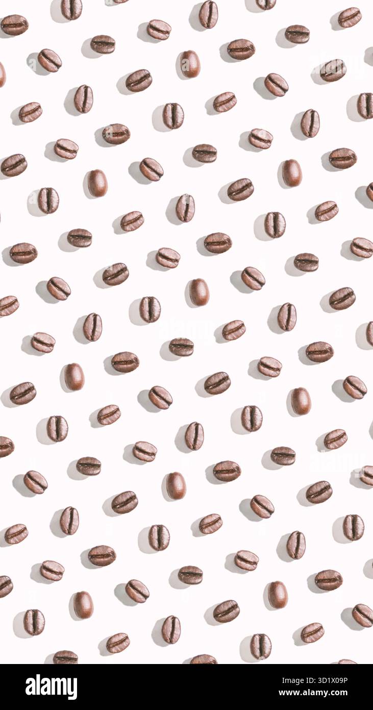 Viele Kaffeebohnen auf weißem Hintergrund. Isolierte Samen Stockfoto